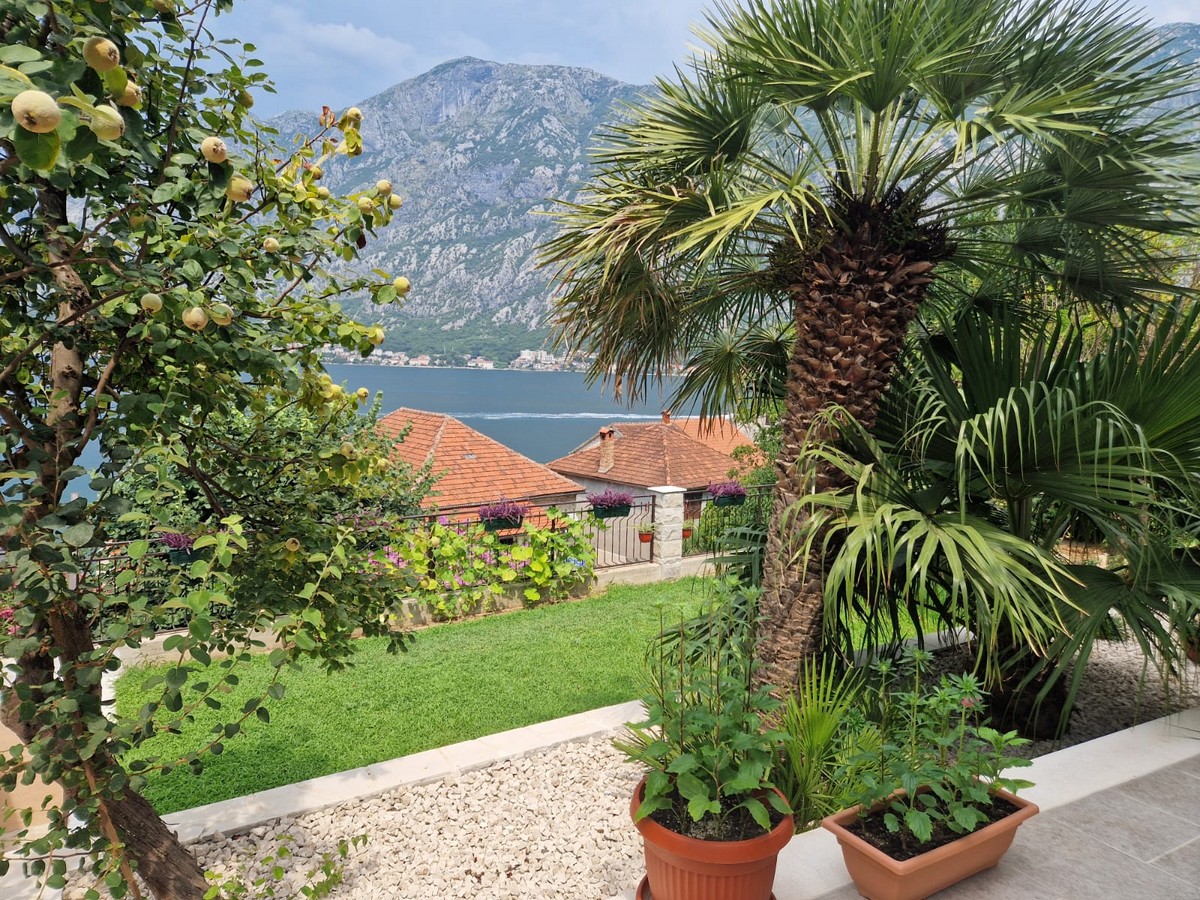 Prčanj, Kotor’da Kiralık Deniz Manzaralı Ev